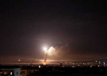 Israel bombardea Damasco y Siria lanza cohetes hacia bases militares sionistas en Altos del Golán
