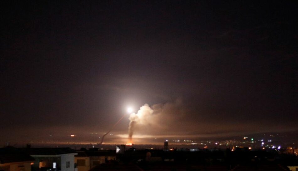 Israel bombardea Damasco y Siria lanza cohetes hacia bases militares sionistas en Altos del Golán