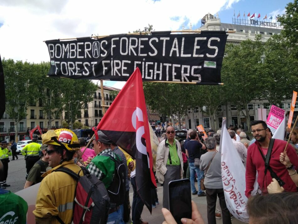 Bomberos forestales se manifiestan en Madrid para exigir la mejora de sus condiciones laborales