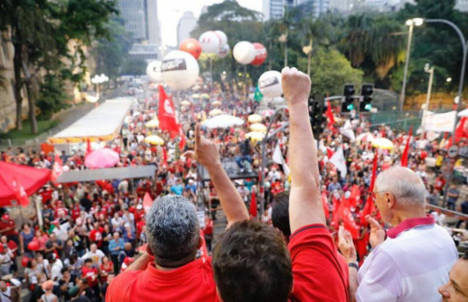 1º de mayo en Brasil: Marcha y acto ecuménico marcaron inicio de las conmemoraciones en Curitiba / Marcha en San Pablo marcada por protestas y una unión histórica entre centrales / La lucha por los derechos y reivindicación por la libertad de Lula