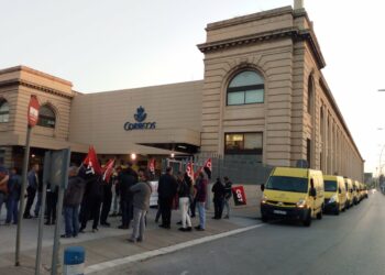 La CGT paraliza las furgonetas de Correos en Barcelona