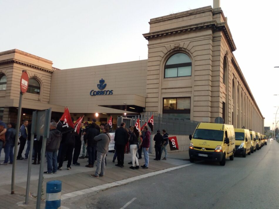 La CGT paraliza las furgonetas de Correos en Barcelona