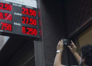 Medios especializados en economía aconsejan a inversores: “Puede que sea momento de salir de la Argentina”