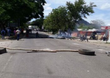 Nicaragua: La oposición aumenta los bloqueos de carreteras / Hay saqueos, heridos y detenidos