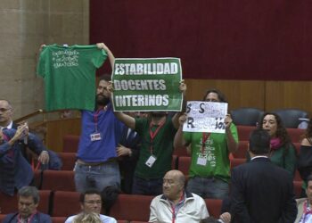 El colectivo de docentes interinos de Andalucía irrumpe en el Pleno del Parlamento