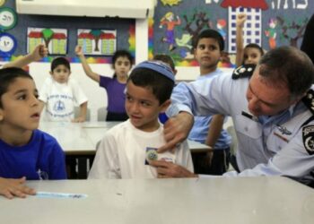 La policía israelí enseña a los niños a matar árabes en las escuelas