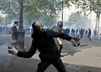 El combate del Black Block contra la policía paralizó París el 1 de Mayo