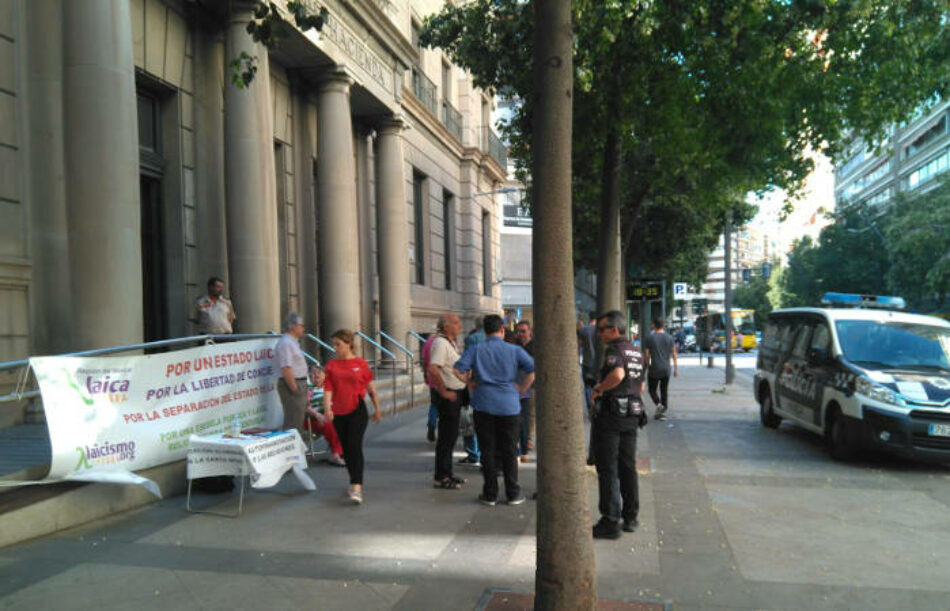 Murcia Laica informa sobre la asignación del IRPF en la puerta de Hacienda y reciben la visita de la policía