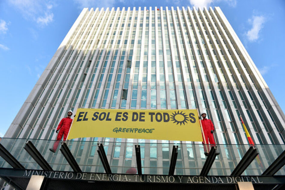 Escaladores de Greenpeace colocan placas solares en instalaciones del Ministerio de Energía para denunciar el desprecio del Gobierno a las renovables