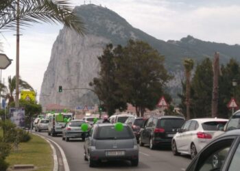 Docentes interinos cruzan las frontera del Campo de Gibraltar pidiendo estabilidad