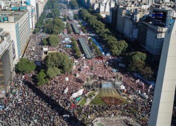 Miles de argentinos salen a las calles en protesta contra la política económica de Macri