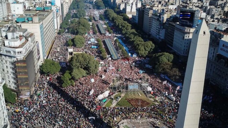 Miles de argentinos salen a las calles en protesta contra la política económica de Macri