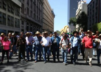 México. Docentes en huelga de varios estados marcharon en CDMX y acampan frente a la Secretaría de Gobierno