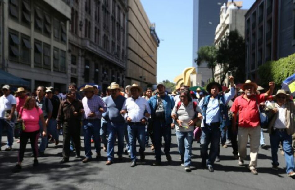 México. Docentes en huelga de varios estados marcharon en CDMX y acampan frente a la Secretaría de Gobierno