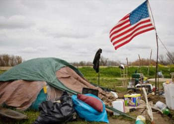 Bernie Sanders vuelve a arremeter contra el aumento del presupuesto militar en Estados Unidos, mientras “millones de estadounidenses no tienen alimentos”