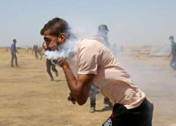 Drones israelíes queman neumáticos y campamentos de protesta en el sur de Gaza