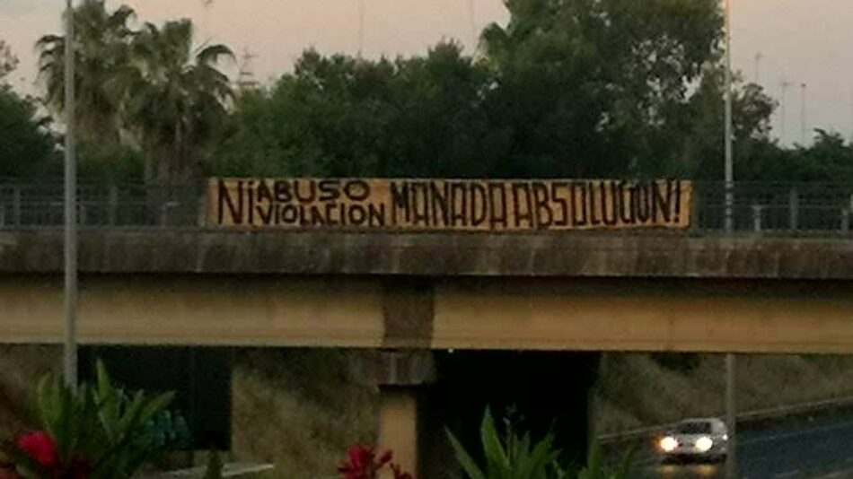 Ante la aparición de varias pancartas en apoyo a «La Manada» y las declaraciones del abogado defensor