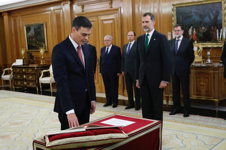 Pedro Sánchez promete su cargo de presidente del Gobierno sin Biblia ni crucifijo