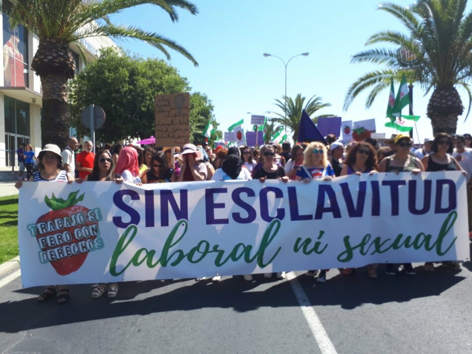 Podemos Andalucía denuncia la situación de las trabajadoras temporeras marroquíes en Huelva