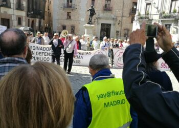 Yay@flautas repasan hoy en la Pza. de la Villa los 10 mandamientos para una ley que proteja y garantice los Derechos Humanos: #LunesEnSol