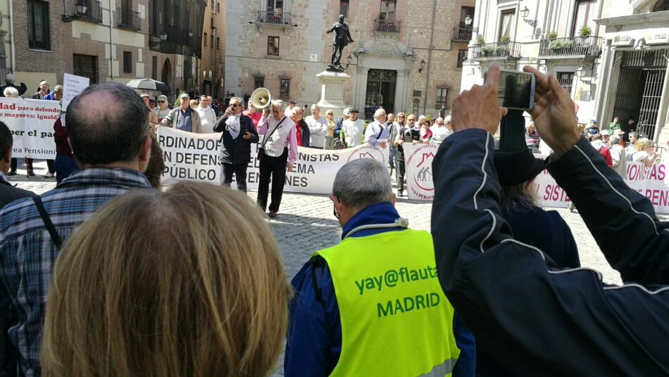 Yay@flautas repasan hoy en la Pza. de la Villa los 10 mandamientos para una ley que proteja y garantice los Derechos Humanos: #LunesEnSol