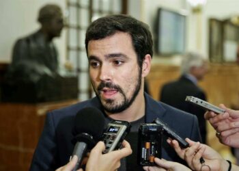 Garzón afirma que “desde IU mantendremos esa lógica de oposición de izquierdas con el Gobierno para poner en marcha medidas que beneficien a las familias trabajadoras”