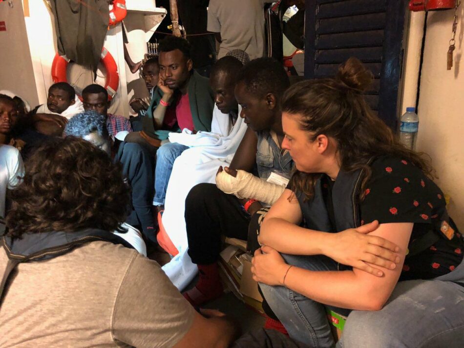 La senadora Angustia alerta tras visitar el ‘Lifeline’ que la vida “se hace insostenible” en el barco y advierte de que “corre peligro la integridad de los más de 200 rescatados”
