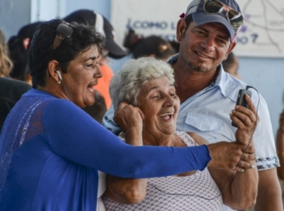 Cubanos envejecidos y celulares con Internet