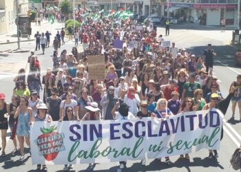 Marcharon en Huelva contra la explotación laboral y sexual de las trabajadoras del campo: «Fresas sí, pero con derechos»