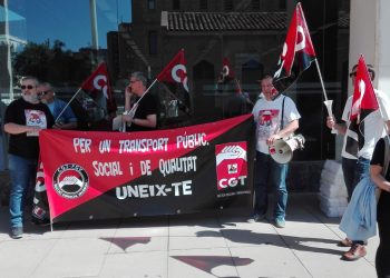 La secció sindical de CGT en Ferrocarrils lliura una carta al president de la Generalitat i a la consellera d’Habitatge i Obres Públiques explicant la devolució del Llibre Blanc d’Atenció al Client de FGV