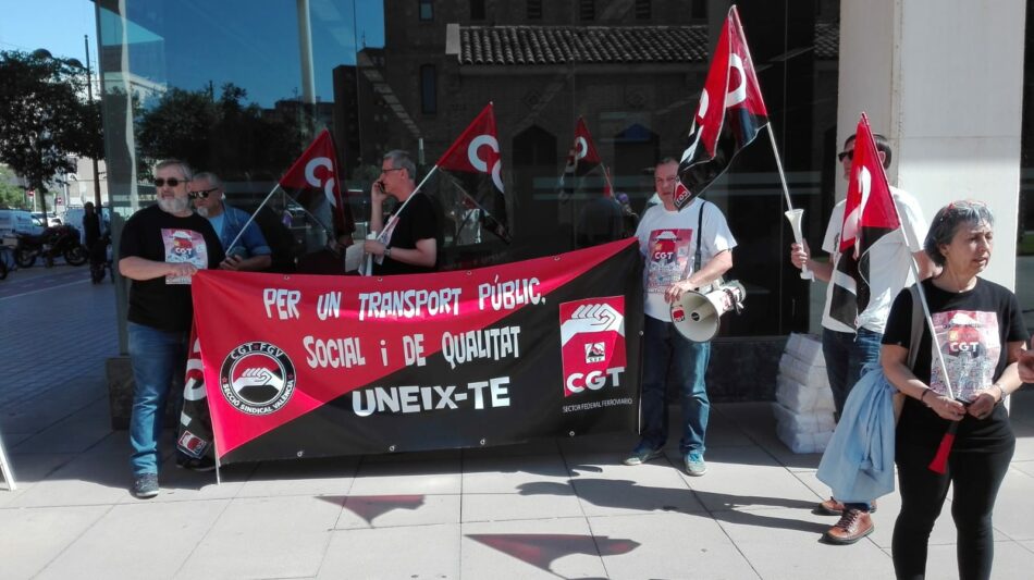 La secció sindical de CGT en Ferrocarrils lliura una carta al president de la Generalitat i a la consellera d’Habitatge i Obres Públiques explicant la devolució del Llibre Blanc d’Atenció al Client de FGV