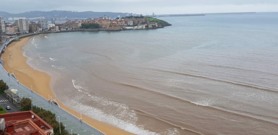 Organizaciones ecologistas denuncian nuevos vertidos incontrolados en la playa de San Lorenzo en Gijón