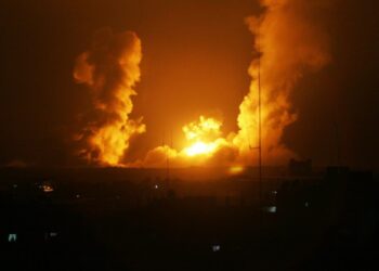 Aviones israelíes atacan 25 sitios de Gaza. La resistencia palestina responde lanzando decenas de cohetes