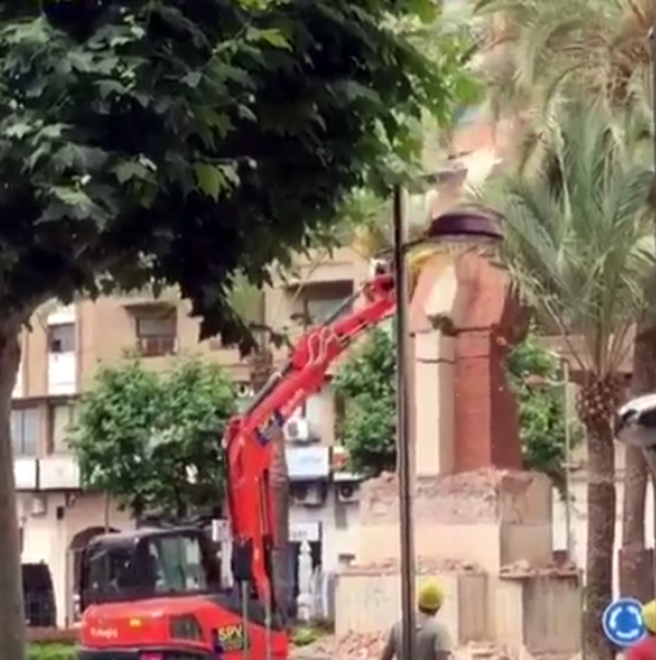 Derribada La Vall d’Uixó, una cruz fascista «a los caídos» en la Comunidad Valenciana