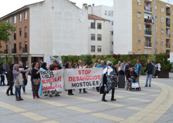 Vecinos y vecinas afectadas por la venta de viviendas al fondo buitre Encasa Cibeles valoran la reunión mantenida con responsables del Ayuntamiento de Móstoles