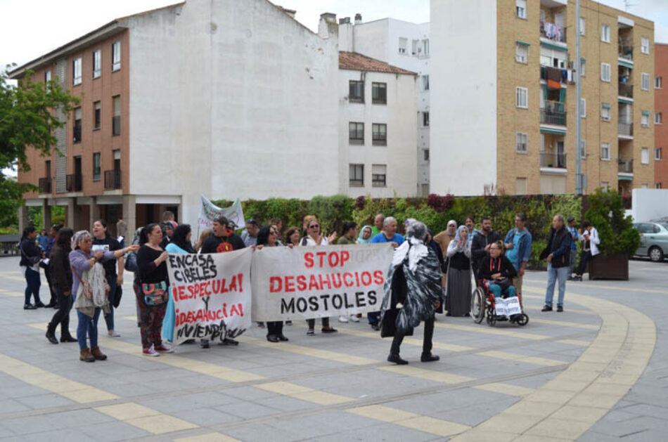 Vecinos y vecinas afectadas por la venta de viviendas al fondo buitre Encasa Cibeles valoran la reunión mantenida con responsables del Ayuntamiento de Móstoles