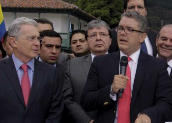 El dictador Uribe Vélez vuelve a tomar el poder en Colombia
