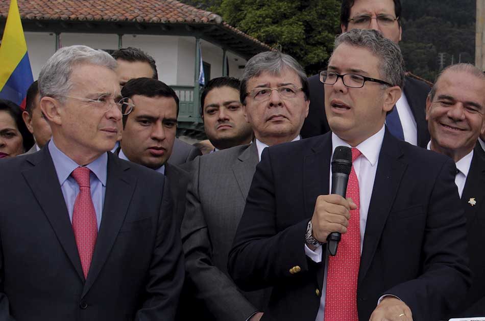 El dictador Uribe Vélez vuelve a tomar el poder en Colombia