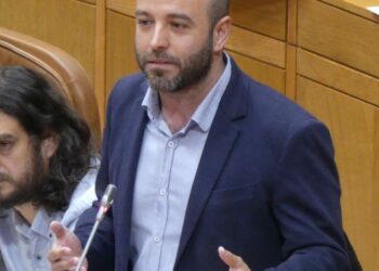 Luís Villares: “O presidente da Xunta viu unha vacante e quere presentar o seu currículo ao PP, ese currículo de pretendido merlo branco que calee a fachada popular”