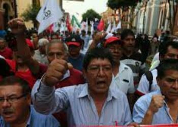 Peruanos marchan contra el Congreso y jueces corruptos
