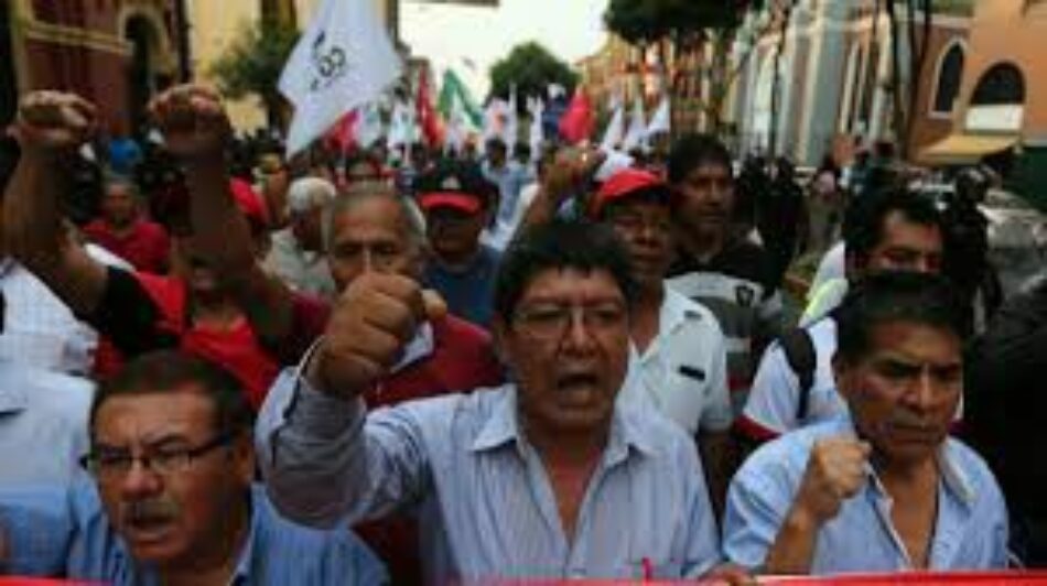 Peruanos marchan contra el Congreso y jueces corruptos