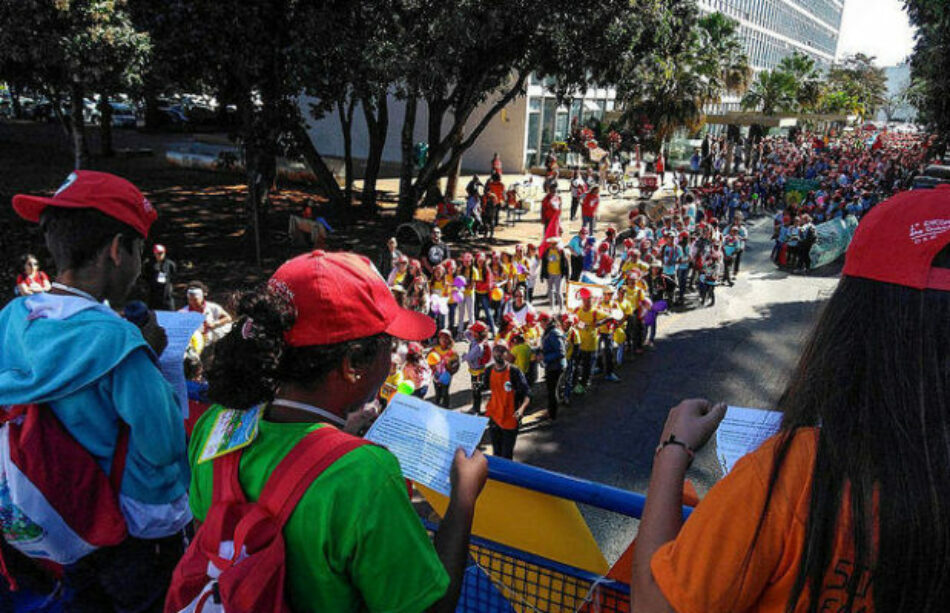 Niñas y niños del MST entregan manifiesto al Ministerio de Educación de Brasil