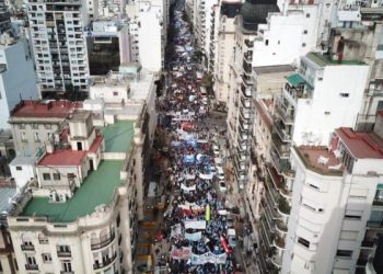 Masiva marcha de CTERA contra la represión a los docentes de Chubut