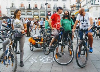 Concentración de protesta de la ecomarcha ciclista en la laguna del Aceite de Arganda del Rey