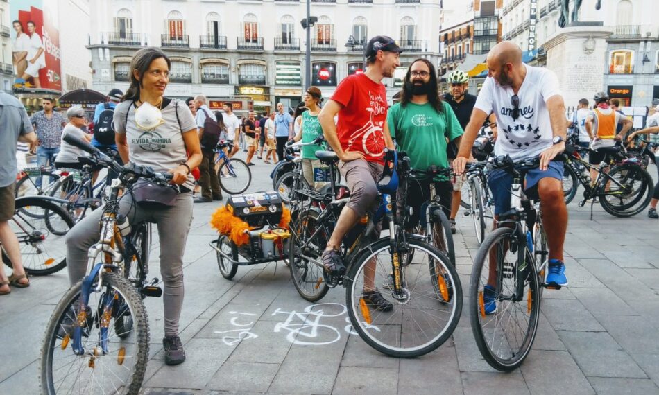 Concentración de protesta de la ecomarcha ciclista en la laguna del Aceite de Arganda del Rey