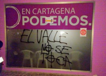 PCE y UJCE denuncian pegatinas y pintadas fascistas en su sede y en algunas calles de Cartagena