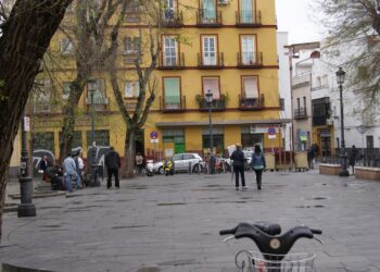 Colectivos sociales tildan de excluyente y autoritario al Ayuntamiento de Sevilla por combatir la pobreza con patrulleros y bancos “anti-indigentes”
