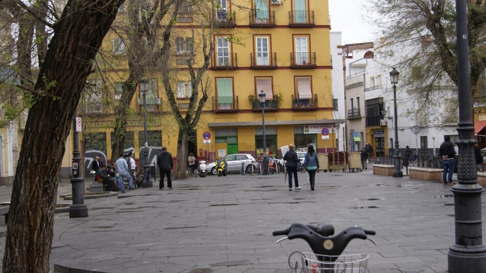 Colectivos sociales tildan de excluyente y autoritario al Ayuntamiento de Sevilla por combatir la pobreza con patrulleros y bancos “anti-indigentes”