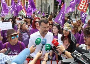 Antonio Maíllo apunta que Susana Díaz “precariza” a sus trabajadores y pide una solución inmediata para las monitoras escolares