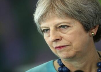 Llueven críticas a May tras renuncia del ministro del brexit